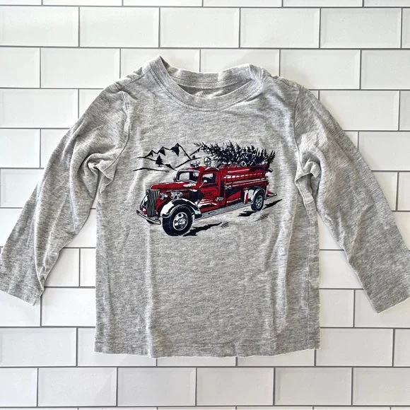 2T 🚒 OshKosh Antique Firetruck w/ Christmas Tree Gray Long Sleeve Tee Shirt