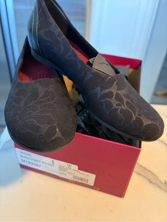 Munro Black Floral Pattern Slip-On Flats