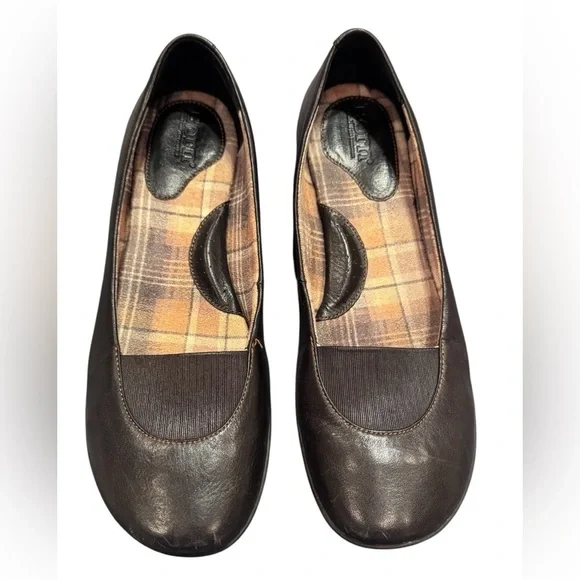 Born Brown Leather Women's Round Toe Flats Slip On Casual Shoes Sz 7.5