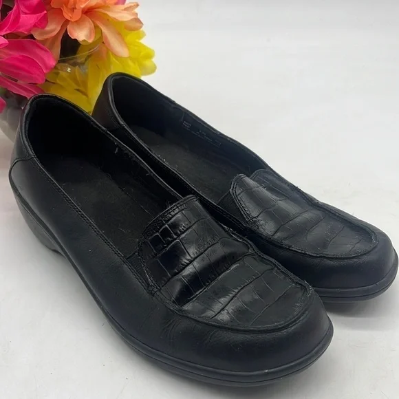 Clarks Black loafer with croc embossed insert Size 8.5 BLO4709