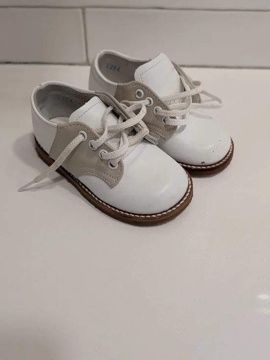 Kids Two-Tone White and Tan Lace-Up Dress Shoes Zimmerman Size 5