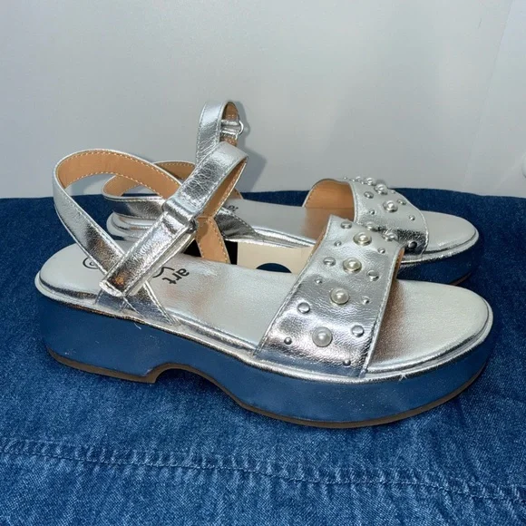Size 1 Girl’s Silver Platform Sandals Art Class Pearl & Silver Studs