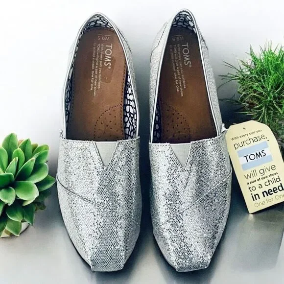 NWT Gorgeous TOMS 9.5 Silver Glitter Sparkly Alpargatas Flat Loafers Comfy Shoes