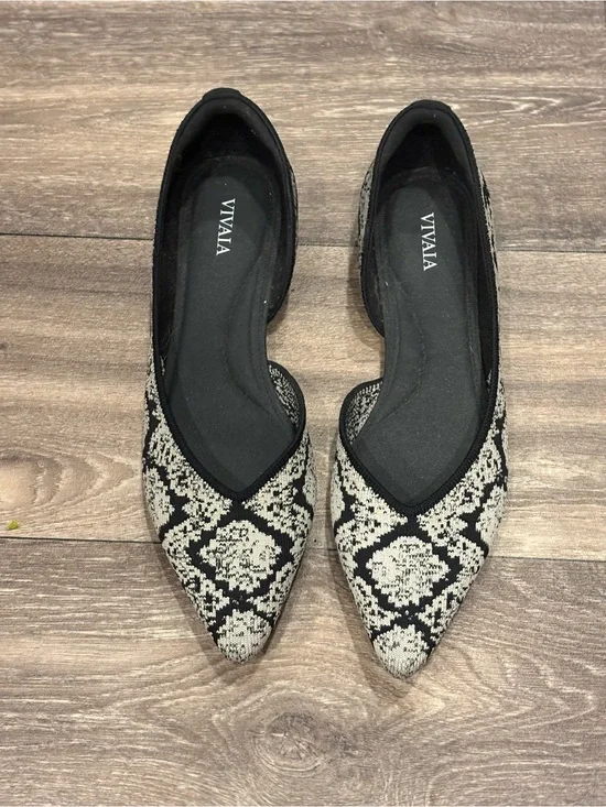 Vivaia Aria Walker Black & Cream Pointed Knit Flats Size 38 NWOT