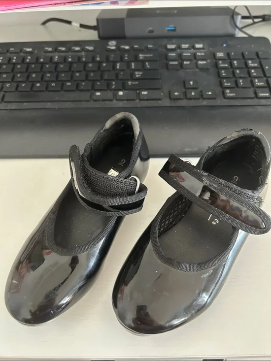 Toddler girls size 9 tap shoes patent black Velcro strap dance shoes performance