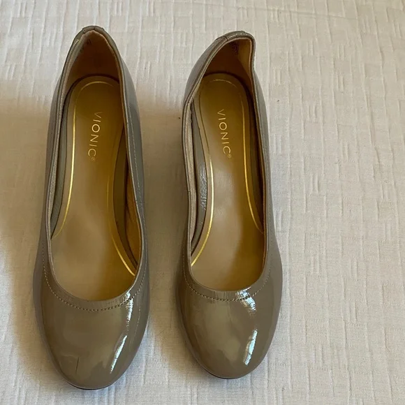VIONIC Taupe Patent Round-Toe Heels