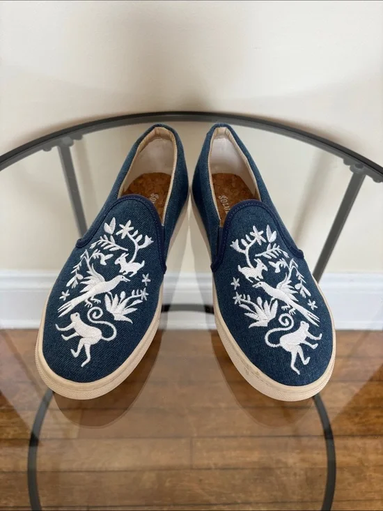 Saludos Women’s Blue Chambray Canvas Embroidered Slip-On Flats Floral Animal Art