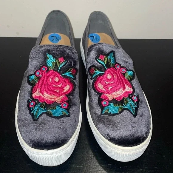 Dirty Laundry Slip Ons.  Size 7.5. Beautiful Rose Appliqué.