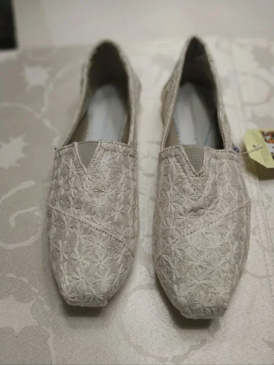 Tom's NWT Women's Natural Daisy Metallic Classic Slip-on Shoes Size 10 M Cream