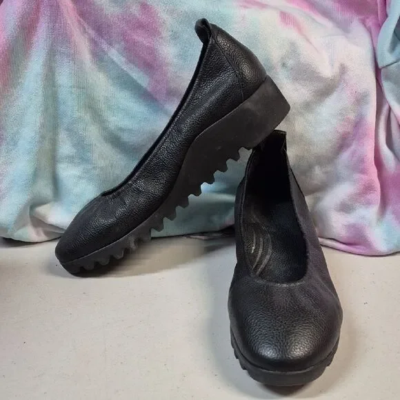 Aetrex Size 40 Black Leather Flats - NWOT