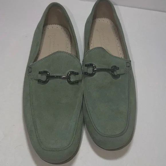 Journee‎ Signature Women's Giia bit loafers in genuine green leather. Size 8