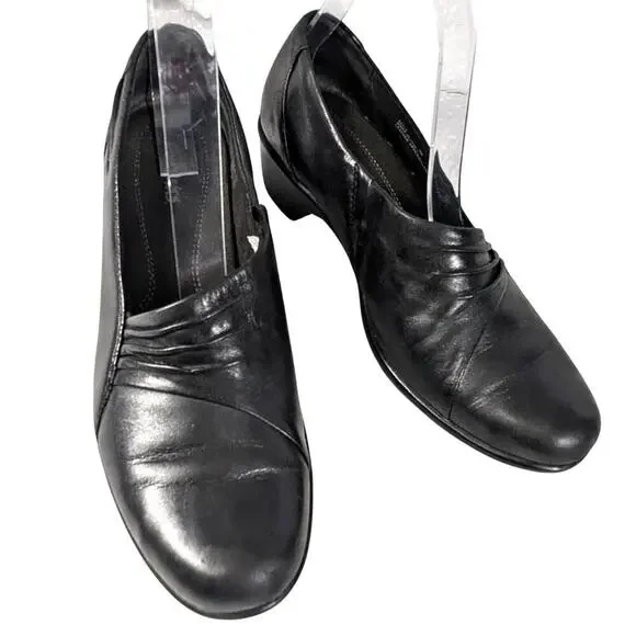 NWOT! CLARKS! BLACK GENUINE LEATHER MEGA PADDED COMFY RUBBER SOLE LOAFERS! SZ 8M