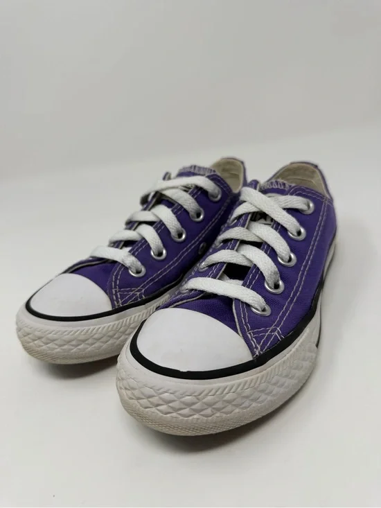 Kids Purple Low-Top Converse Canvas Sneakers with White Laces Sz.11