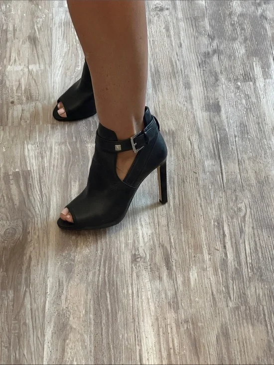 Michael Kors Black Leather Peep-Toe Ankle Booties with Buckle sz 8 never worn!