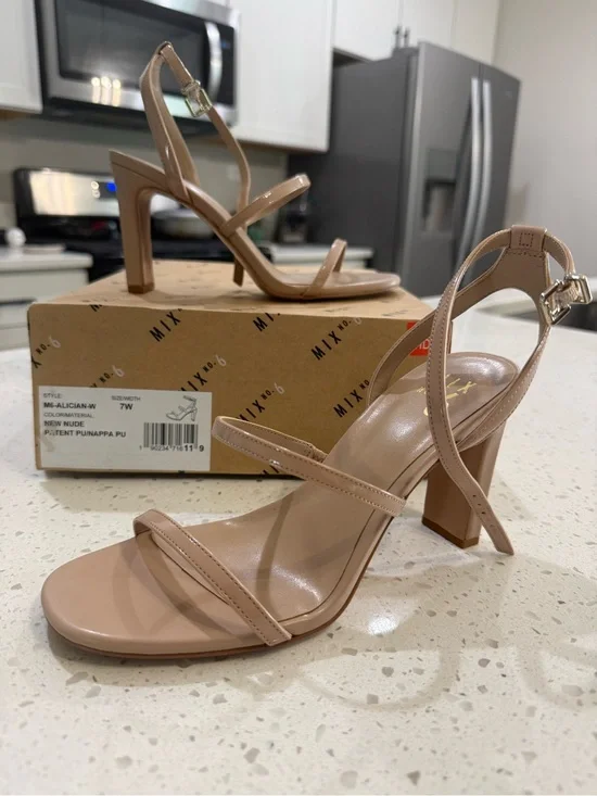 7 WIDE NWT - Mix No. 6 Nude Patent Strappy Block Heel Sandals