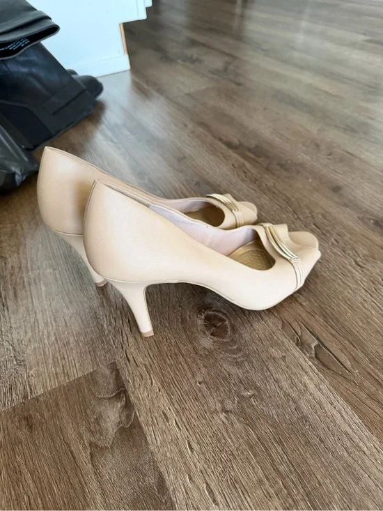 dexflex comfort Women's Nude Heels with Gold Trim