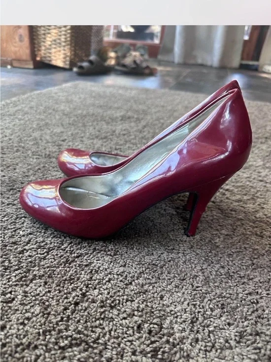 Jessica Simpson Classic Women's Patent Leather Pumps in Red- 8.5