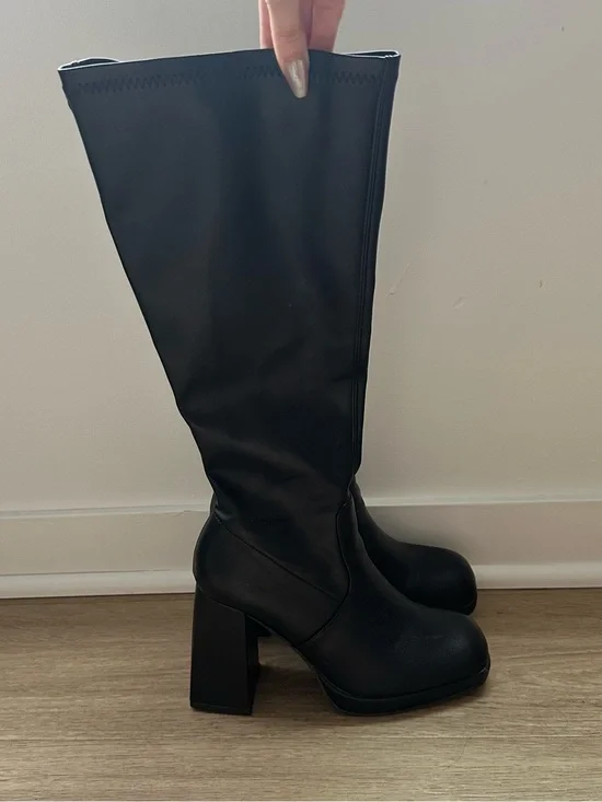 PrettyLittleThing Classic Women's Black Knee-High Block Heel Boots