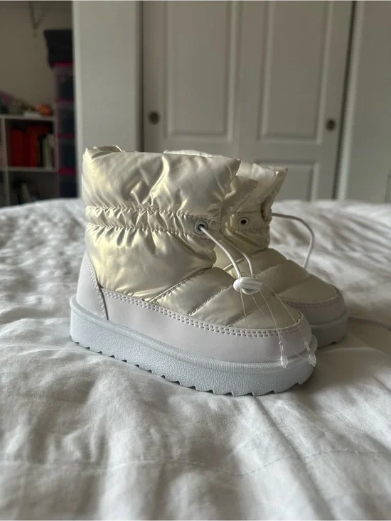 Toddler Girls Winter Moon Boots in pearl white  - Insulated Snow Shoes