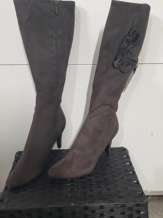 Women's Knee-High Suede Heeled Boots in Dark Gray Size 10