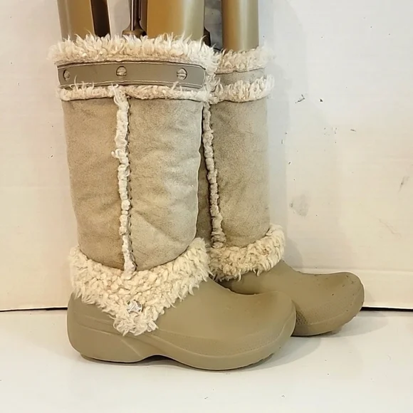KIDS CROCS TAN BOOTS‎ (sz 1)