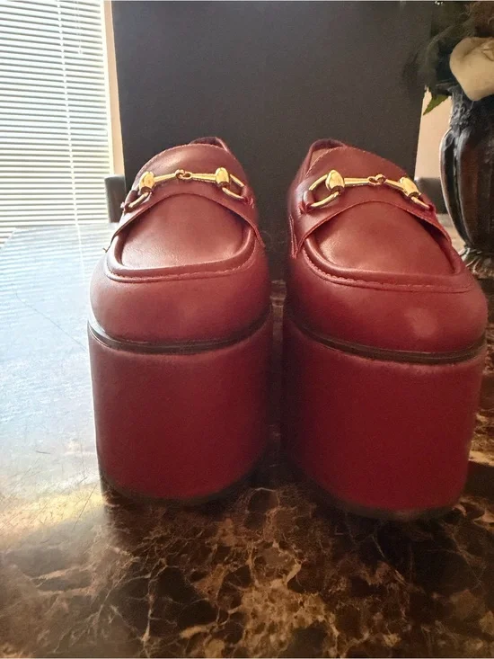 NIB ShoeDazzle Roxi Women’s Size 7 Tibetan Red Platform Loafers Gold Horsebit