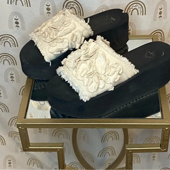 Rocket Dog Black and Cream Platform Shoes with Ruffled Design