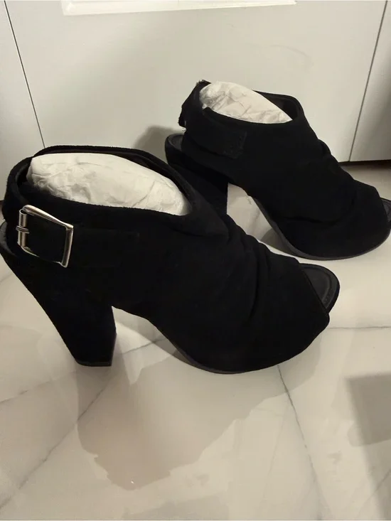 DEENA+OZZY SUEDE WRAP HEEL BLACK SIZE 7.5