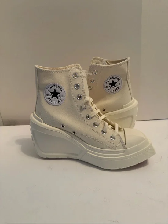 NWT Converse Chuck 70 Deluxe Women’s Wedge Sneakers in Cream. Size 8