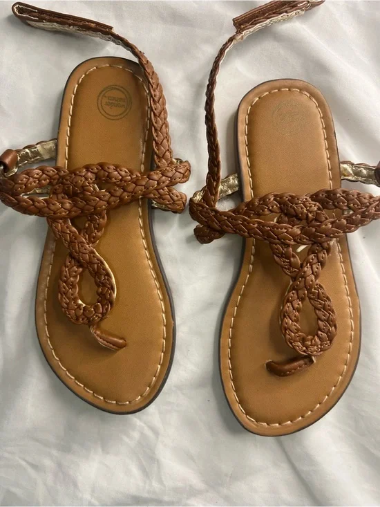 wonder nation Braided Toe Loop Sandals in Brown