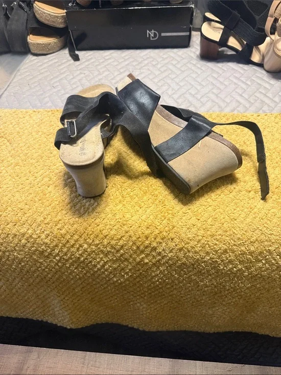 Nature Breeze Two-Tone Platform Sandals in Black and Beige
