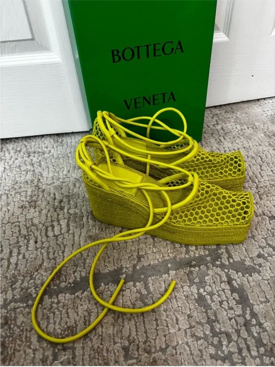 NIB size 39 Bottega Veneta Yellow Lace-Up Platform Espadrille Wedges