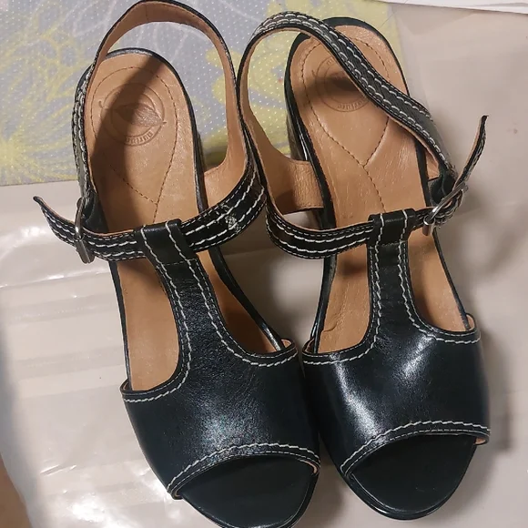 Nurture Black Leather Women's Sandals Sz 7M  NWOT
