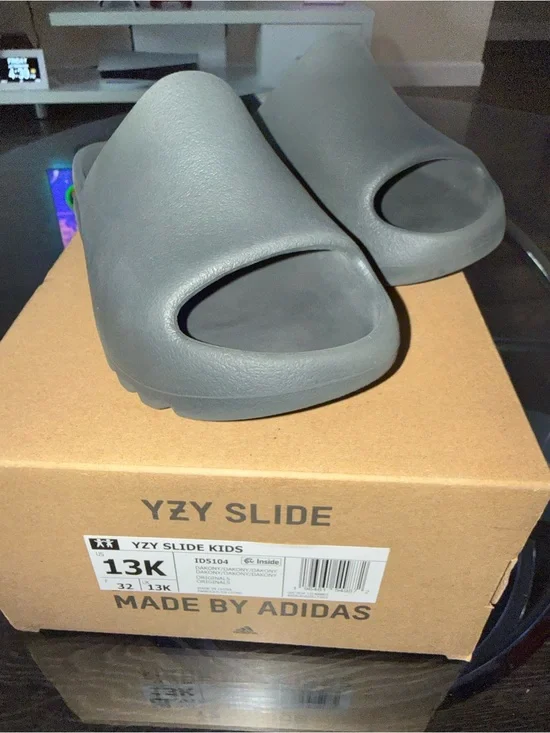 adidas YZY Kids Slide in Dark Gray