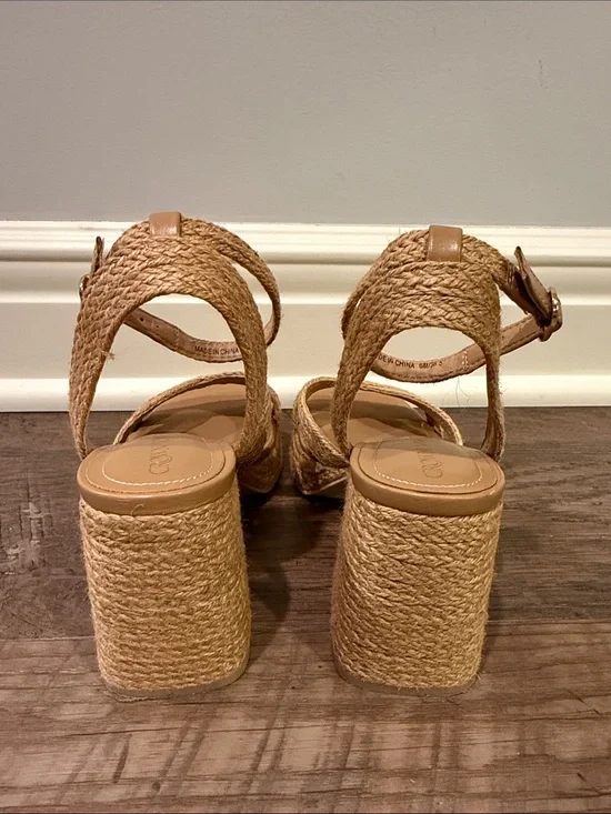 Crown Vintage Dylan Sandals size 6 in Cashew Oat