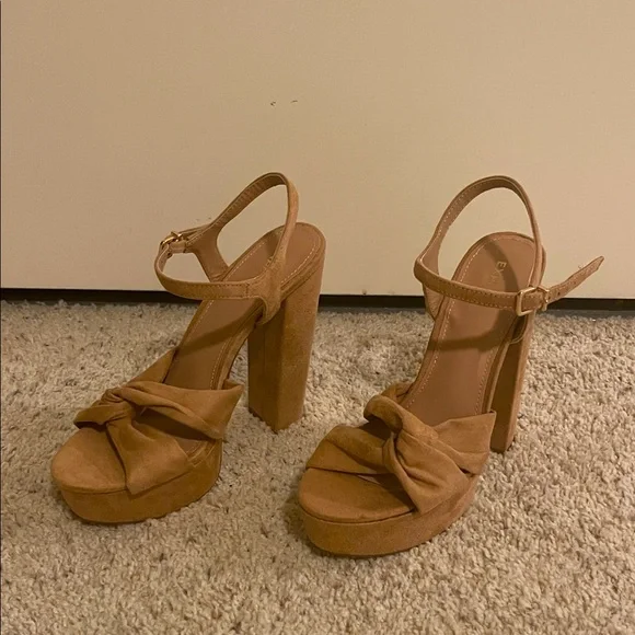 Express tan camel platform sandals size 7