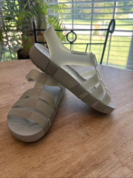 CROCS girls Pearl Cream Strappy Jelly Sandals