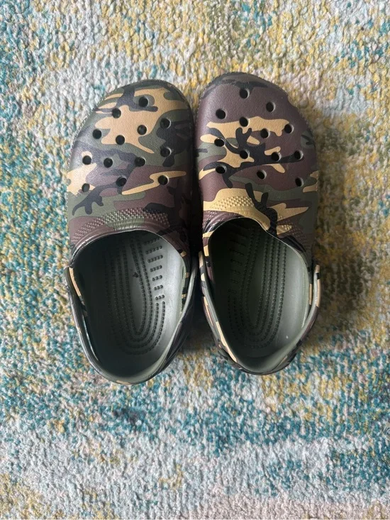 Kids Crocs Camo Slip-On Garden Clog - Green/Brown worn 1x