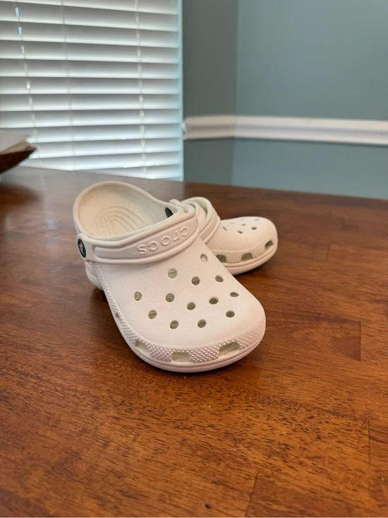 Crocs Classic Clog White Slip On Comfort Shoes size J1 kids size 1 unisex