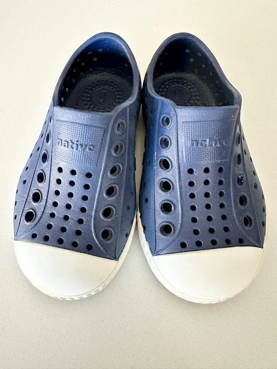 NATIVE JEFFERSON WATERPROOF SLIP-ON SHOES TODDLER SIZE C6 NAVY