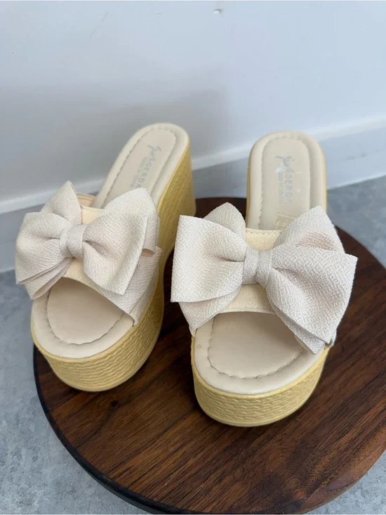 Bow Platform Slide Sandals‎ in Cream Sz 40/9