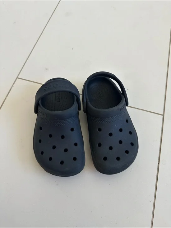 CROCS Kids Classic Clogs in Navy 9