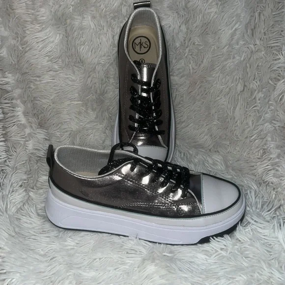 MKS brand new.‎ Size 6