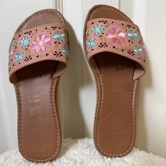 4/$25 Genuine Leather Girls Mexican Tan Flower Embroidered Huaraches  Size 5