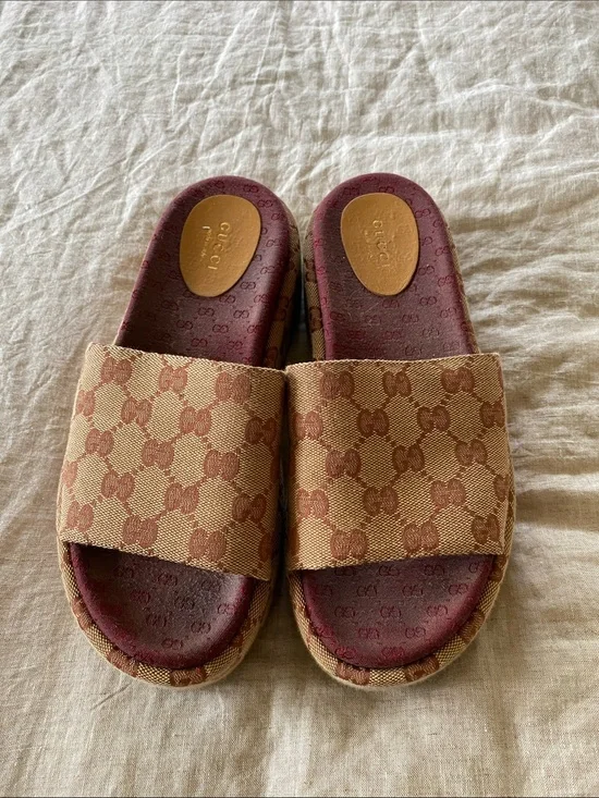 Authentic Gucci Angelina GG Supreme Slide Sandals in beige & burgundy