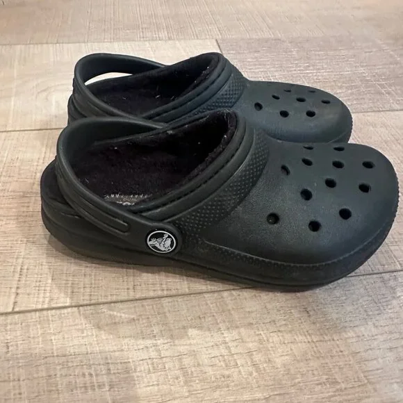 CROCS YOUTH BLACK FLEECE LINED SHOES SIZE CHILD 12