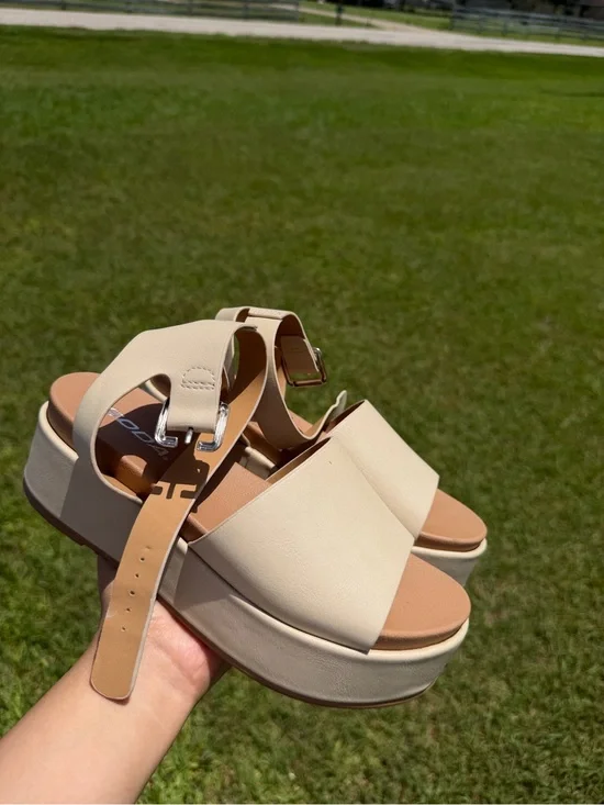 Soda Beige Platform Sandals – Women’s Size 7