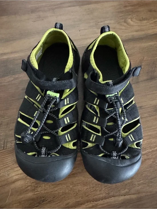 Keen Kids Black & Lime Newport H2 Outdoor Sport Sandals - Size 4Y