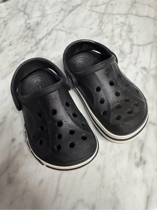 CROCS C7 - like new! Kids Black Clog Sandals with White Trim