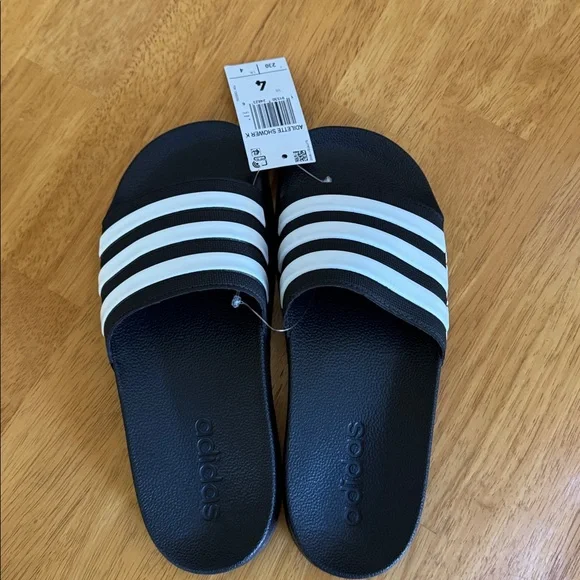 🎁 NWT Adidas Adillete Black and White Slides Sandals Shoes 4 Unisex Boy Girl